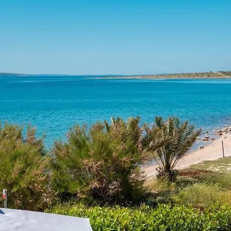 Beach House Festini Дом отдыха Kosljun