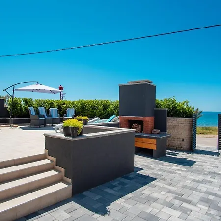 Beach House Festini *