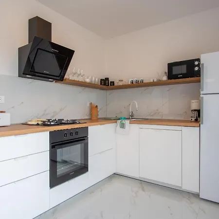 Beach House Festini *